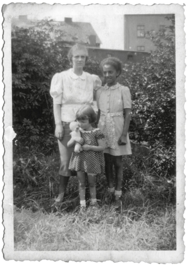 Fasia Jansen mit ihrer Mutter Elli und Schwester Rita, ca. 1939 (Foto: Fasia Jansen Stiftung e.V.)