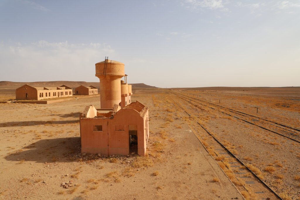 Reste des Camps Tendrara in Südost-Marokko und der von dort internierten Zwangsarbeitern verlegten Schienen für eine Eisenbahnlinie durch die Sahara bis zum Niger