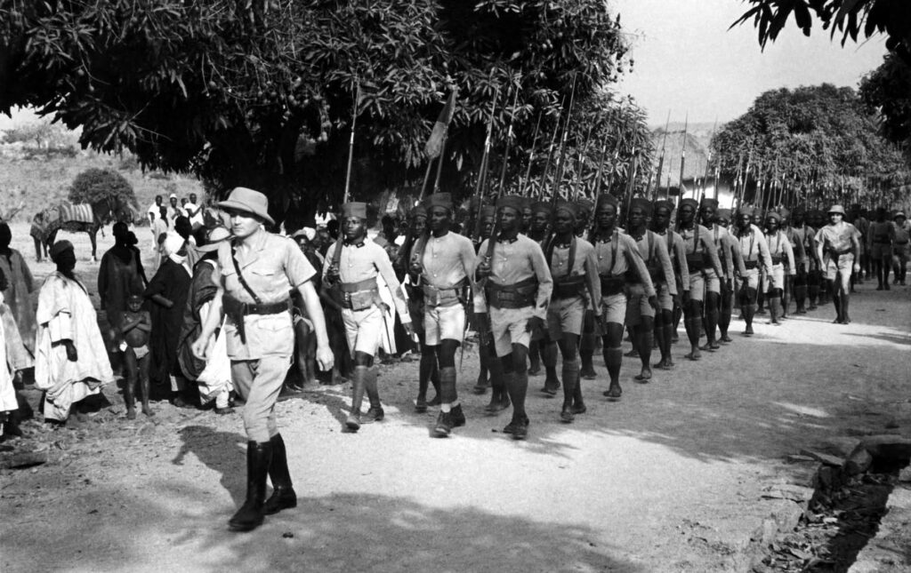 Kolonialsoldaten für De Gaulles „Freies Frankreich“ in Kamerun bei der Ausbildung